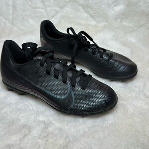 Nike big kids size 1 Mercurial Vapor 13